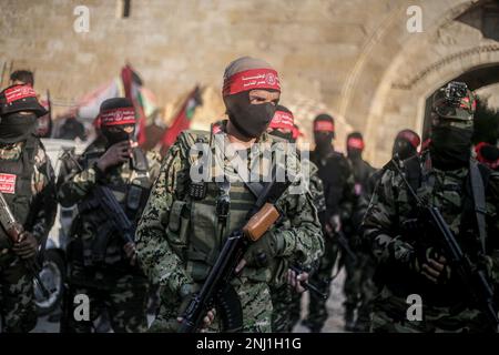 Les combattants du Front démocratique pour la libération de la Palestine lors d'une marche marquant le 54th anniversaire de sa fondation dans le sud de la bande de Gaza. (Photo de © Yousef Masoud / SOPA Images/Sipa USA) Banque D'Images