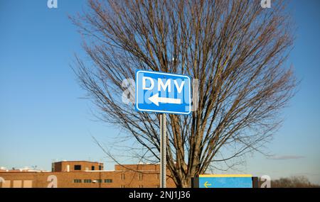 Panneau de la DMV indiquant où obtenir l'inscription des conducteurs Banque D'Images