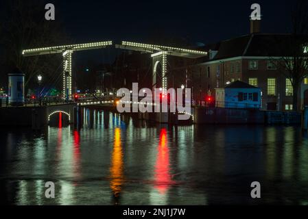 12 Decembar 2022, AMSTERDAM, PAYS-BAS, vue sur Amsterdam pendant le festival de lumière aux pays-Bas dans l'atmosphère de nuit, de Noël et du nouvel an Banque D'Images