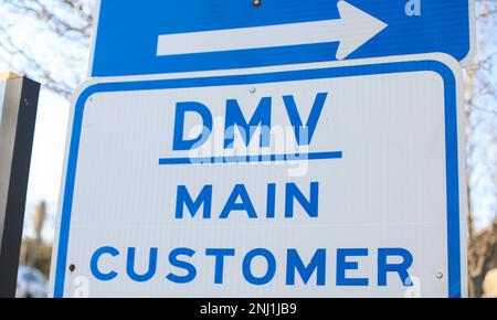 Panneau de la DMV indiquant où obtenir l'inscription des conducteurs Banque D'Images