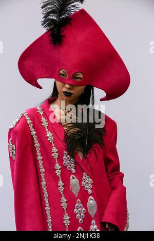 Londres, Royaume-Uni. 21st févr. 2023. Un modèle portant une tenue réalisée par Buerlangma à la Fashion week 2023 de Londres au Fashion Scout. Crédit : SOPA Images Limited/Alamy Live News Banque D'Images