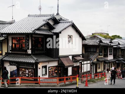 Kyoto, Japon - sept. 2017 : quartier de la pagode Yasaka et architecture japonaise asiatique traditionnelle dans la rue Ninenzaka Banque D'Images