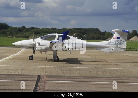 Un Diamond DA-42 Twin Star sur la bretelle de l'aéroport de Brighton City Banque D'Images