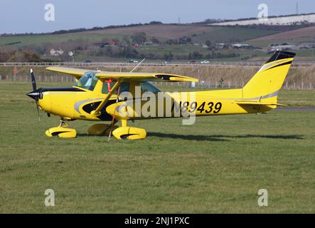 Un Cessna 152 sur la bretelle de l'aéroport de Brighton City Banque D'Images