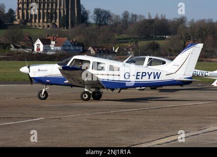 A Piper PA-28-181 Cherokee Archer II de l'Aero Club - Lydd sur la bretelle de l'aéroport de Brighton City Banque D'Images