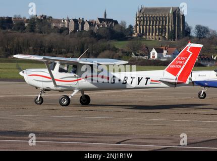 Un Cessna 152 dans les couleurs de l'entraînement de vol de Deanland sur la rampe de l'aéroport de Brighton City Lancing College à l'arrière Banque D'Images