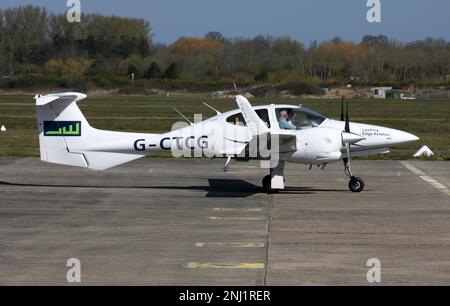 Une double étoile Diamond DA-42 de Leading Edge Aviation à l'aéroport de Brighton City, Sussex, Angleterre Banque D'Images