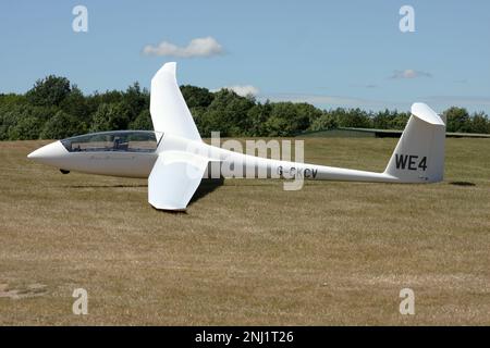 Un planeur Schenpp-Hirth Duo Discus T dans un aérodrome privé de West Sussex Banque D'Images