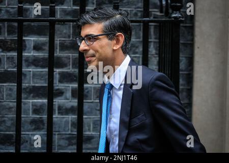 Londres, Royaume-Uni. 22nd févr. 2023. Rishi Sunak, député, Premier ministre du Royaume-Uni, quitte le 10 Downing Street pour assister aujourd'hui aux questions du Premier ministre (QMM) au Parlement. Credit: Imagetraceur/Alamy Live News Banque D'Images