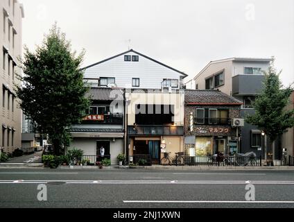 Kyoto, Japon - septembre 2017 : vue sur la rue et architecture traditionnelle des petits magasins et bâtiments de la ville Banque D'Images