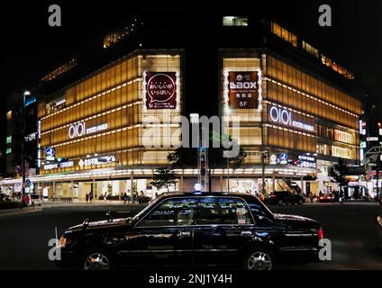 Kyoto, Japon - sept, 2017: Kyoto Oioi Marui grand magasin et taxi noir vintage avec lumières de nuit. Marui est une entreprise japonaise de vente au détail Banque D'Images