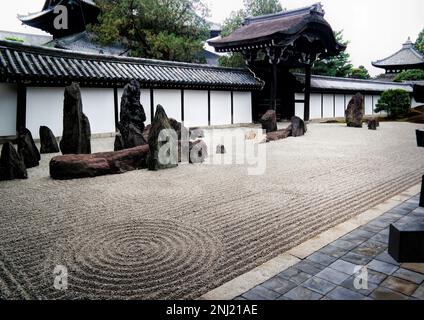 Kyoto, Japon - sept, 2017: Jardin zen japonais avec rochers et gravier raillé au temple Tofuku ji Banque D'Images