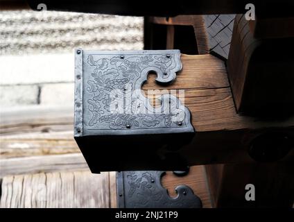 Kyoto, Japon - sept, 2017: Artisanat en fer métallique avec motif floral et détails de décoration de fleur sur la structure en bois dans le sanctuaire Tofuku ji Banque D'Images