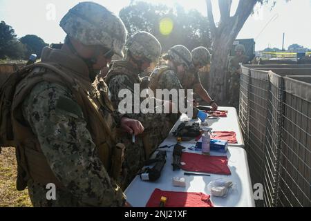 PORT HUENEME (Californie) (4 août 2022) Seabees, affecté au bataillon de construction mobile navale (NMCB) 18, nettoie M16 fusils lors de l’exercice d’entraînement sur le terrain (FTX) du NMCB 18. Le FTX est conçu pour analyser la capacité de construction d’un bataillon, la logistique expéditionnaire et les opérations de combat afin de soutenir les opérations de combat majeures, les interventions en cas de catastrophe et l’aide humanitaire. Banque D'Images