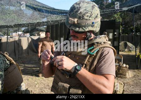 PORT HUENEME, Californie (4 août 2022) Construction Electricien Constructionman Johnathon Earle nettoie une carabine M16 lors de l'exercice d'entraînement sur le terrain 18 du Bataillon de construction mobile navale (NMCB). Le FTX est conçu pour analyser la capacité de construction d’un bataillon, la logistique expéditionnaire et les opérations de combat afin de soutenir les opérations de combat majeures, les interventions en cas de catastrophe et l’aide humanitaire. Banque D'Images