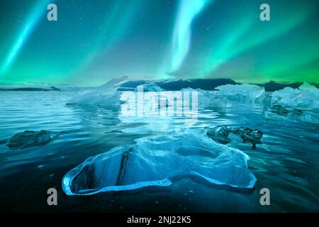 Aurora borealis lumière du nord et icebergs dans le lagon glaciaire de Jokulsarlon. Parc national de Vatnajokull, sud-est de l'Islande, Europe. Photographie de paysage Banque D'Images