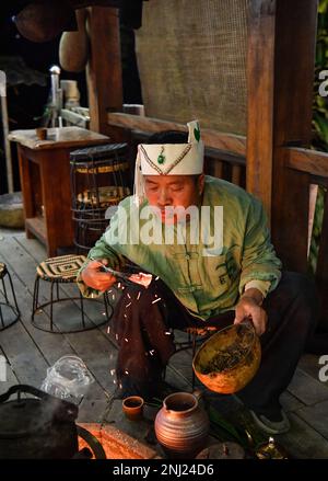 Kunming, province chinoise du Yunnan. 9th févr. 2023. Le villageois Nan Kang fait du thé autour de la cheminée dans le village de Mangjing, dans le comté autonome de Lancang Lahu, dans la ville de pu'er, dans la province du Yunnan, au sud-ouest de la Chine, le 9 février 2023. Crédit: Ban Wei/Xinhua/Alay Live News Banque D'Images