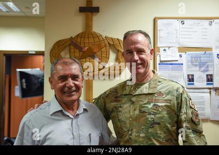 Mehmet Birbiri (à gauche), conseiller de la nation hôte des escadres de la base aérienne de 39th, et Brig. Le général Patrick Ryder, Bureau du secrétaire du directeur de la Force aérienne de l'AP, pose pour une photo lors d'une visite à la base aérienne d'Incirlik, Turquie, le 4 août 2022. Au début de sa carrière dans la Force aérienne, Ryder a été affecté à Incirlik de 1994 à 1996, où il a rencontré Mehmet, qui travaille comme conseiller de la nation hôte de l'AP à Incirlik depuis environ 45 ans. La plaque derrière Ryder et Mehmet symbolise l’insigne de carrière de l’AP et est un projet qu’ils ont achevé pendant le temps de Ryder à Incirlik en tant que lieutenant. Banque D'Images