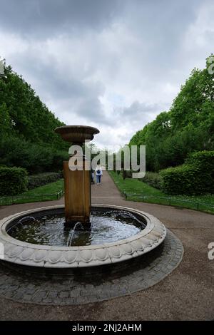 Londres - 05 07 2022 : Fontaine dans une avenue des jardins du Regent's Park Banque D'Images