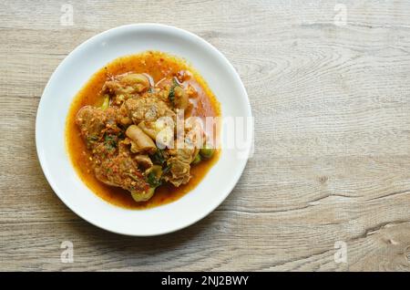 tranche de porc épicée et sautée avec curry d'aubergine plaque Banque D'Images