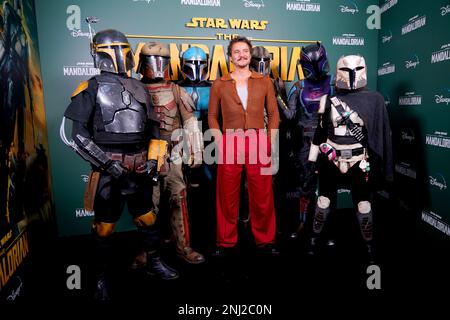 Pedro Pascal lors d'un appel photo à Piccadilly Circus, Londres, pour le Mandalaorien, avant sa sortie sur Disney+ de 1 mars. Date de la photo: Mercredi 22 février 2023. Banque D'Images