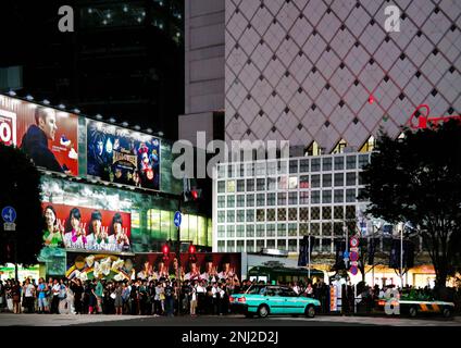 Tokyo, Japon - sept. 2017 : piétons en travers du district de Shibuya à Tokyo, Japon. Shibuya Crossing est l'un des passages pour piétons les plus achalandés au monde Banque D'Images
