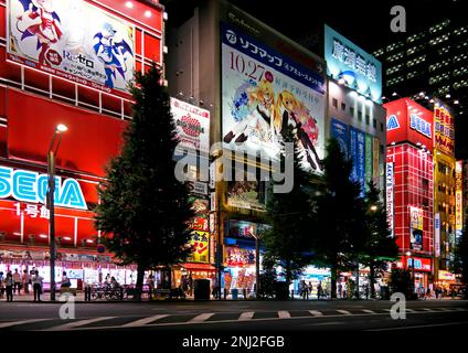 Tokyo, Japon - sept, 2017 : néons et panneaux publicitaires sur les bâtiments d'Akihabara. Quartier commerçant pour les jeux vidéo, anime, manga Banque D'Images
