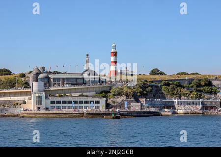 Plymouth Hoe de Plymouth Sound, TInside Lido et les installations de baignade plus le restaurant Ocean View, la Tour Smeaton et le mémorial de guerre sont inclus. S Banque D'Images