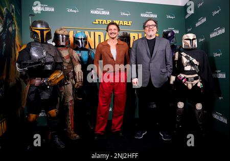 Pedro Pascal et le réalisateur Jon Favreau lors d'un appel photo à Piccadilly Circus, Londres, pour le Mandalaorien, avant sa sortie sur Disney+ de 1 mars. Date de la photo: Mercredi 22 février 2023. Banque D'Images