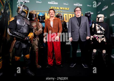 Pedro Pascal et le réalisateur Jon Favreau lors d'un appel photo à Piccadilly Circus, Londres, pour le Mandalaorien, avant sa sortie sur Disney+ de 1 mars. Date de la photo: Mercredi 22 février 2023. Banque D'Images