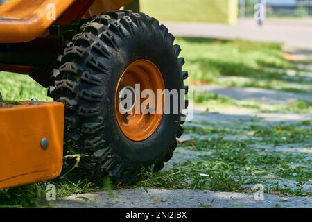 Mini-tondeuse de tracteur à roues avant pour une coupe d'herbe professionnelle Banque D'Images