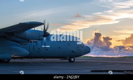 Un C-130J Super Hercules affecté à l'escadron de transport aérien 36th est installé sur une ligne de floightline pendant un déchargement de carburant à l'aéroport Iwo Jima, Japon, le 4 août 2022. L'escadron de préparation logistique 36th AS et 374th a livré du carburant pour aider Marines à établir un point de ravitaillement aérien avant. Banque D'Images