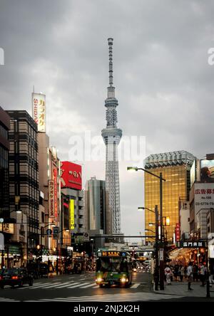 Tokyo, Japon - septembre 2017 : vue sur le célèbre Skytree de Tokyo depuis le quartier d'Asakusa Banque D'Images