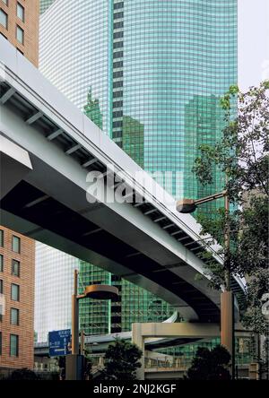 Tokyo, Japon - septembre 2017 : ligne de monorail Yurikamome, reflet de la façade du centre-ville de Shiodome. Gratte-ciels de Shiodome dans le quartier de Shimbashi Minato City Banque D'Images