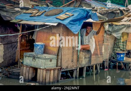 Indonésie, Jakarta. Homme dans le bidonville. Banque D'Images