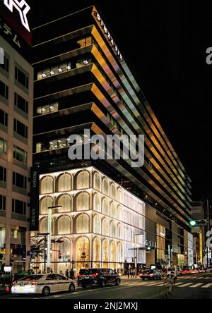 Tokyo, Japon - sept, 2017: Le soir de Ginza six 6 chome à Tokyo. où les boutiques de luxe sont alignées. GSIX d'une installation commerciale est un point de repère Banque D'Images