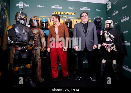 Pedro Pascal et le réalisateur Jon Favreau lors d'un appel photo à Piccadilly Circus, Londres, pour le Mandalaorien, avant sa sortie sur Disney+ de 1 mars. Date de la photo: Mercredi 22 février 2023. Banque D'Images