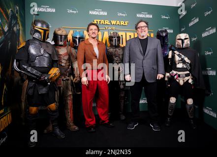 Pedro Pascal et le réalisateur Jon Favreau lors d'un appel photo à Piccadilly Circus, Londres, pour le Mandalaorien, avant sa sortie sur Disney+ de 1 mars. Date de la photo: Mercredi 22 février 2023. Banque D'Images