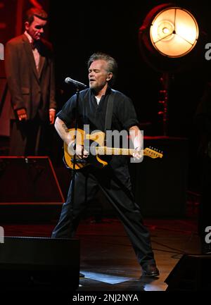 Fort Lauderdale, Floride, États-Unis. 21st févr. 2023. John Mellencamp se produit lors de la tournée nord-américaine en direct et en personne au Broward Centre for the Performing Arts de 21 février 2023, à fort Lauderdale, en Floride. Crédit : Mpi04/Media Punch/Alamy Live News Banque D'Images