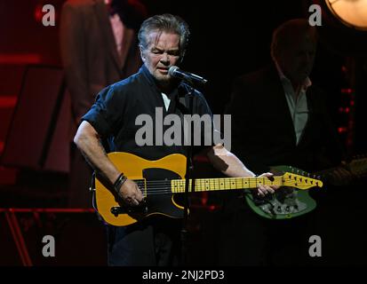 Fort Lauderdale, Floride, États-Unis. 21st févr. 2023. John Mellencamp se produit lors de la tournée nord-américaine en direct et en personne au Broward Centre for the Performing Arts de 21 février 2023, à fort Lauderdale, en Floride. Crédit : Mpi04/Media Punch/Alamy Live News Banque D'Images