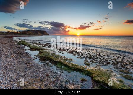 Magnifique lever de soleil sur la mer Méditerranée à Playa las Palmeras à Aguilas dans la région de Murcie en Espagne Banque D'Images