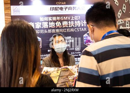 Jakarta, Indonésie. 22nd févr. 2023. Des gens visitent le stand d'une société de commerce électronique de Chine lors de la Conférence sur le commerce électronique en Indonésie 2023 à Jakarta, Indonésie, le 22 février 2023. Credit: Veri Sanovri/Xinhua/Alay Live News Banque D'Images