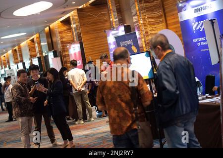 Jakarta, Indonésie. 22nd févr. 2023. Des gens visitent les stands des entreprises de commerce électronique de Chine lors de la Conférence sur le commerce électronique en Indonésie 2023 à Jakarta, Indonésie, le 22 février 2023. Credit: Veri Sanovri/Xinhua/Alay Live News Banque D'Images