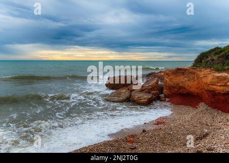 Ciel nuageux sur la plage de Cala Del Moro à Peniscola sur la côte Valencienne de l'Espagne Banque D'Images