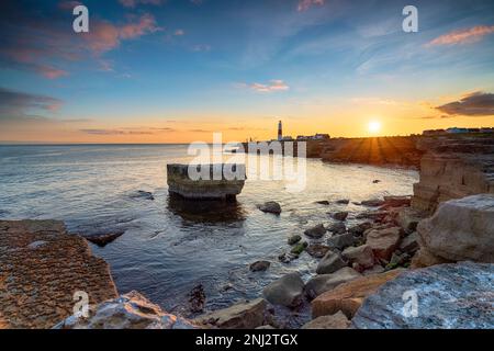 Coucher de soleil sur une mer calme à Portland Bill à Dorset Banque D'Images