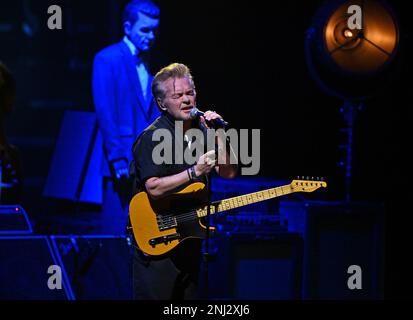 Fort Lauderdale, Floride, États-Unis. 21st févr. 2023. John Mellencamp se produit lors de la tournée nord-américaine en direct et en personne au Broward Centre for the Performing Arts de 21 février 2023, à fort Lauderdale, en Floride. Crédit : Mpi04/Media Punch/Alamy Live News Banque D'Images