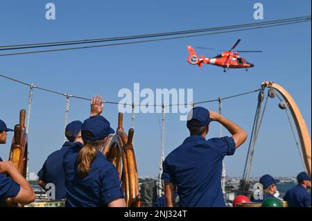 ÉTATS-UNIS Les cadets de l'Académie de la Garde côtière à bord de l'aigle de l'USCGC (WIX-327) regardent un survol d'un hélicoptère de la Garde côtière depuis le pont arrière du cutter à New York le 4 août 2022. Les cadets et l'équipage du Cutter se sont rendus à New York pour la Journée de la Garde côtière 2022 afin de fournir des visites et de servir de plate-forme médiatique. Banque D'Images