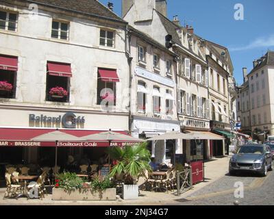 locaux et touristes ayant un bon moment et appréciant la vie sur l'un des nombreux endroits en plein air pour la nourriture et les boissons. Ce style de vie est également appelé Joie Banque D'Images