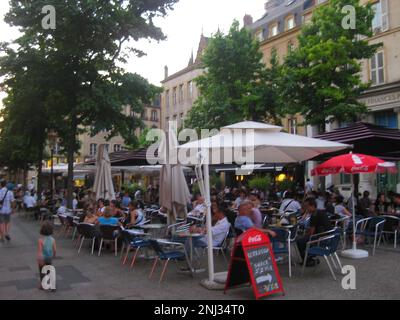 locaux et touristes ayant un bon moment et appréciant la vie sur l'un des nombreux endroits en plein air pour la nourriture et les boissons. Ce style de vie est également appelé Joie Banque D'Images