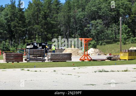 Les travaux de construction d'une aire de répartition de reconnaissance, ou RECCE, sont présentés le 4 août 2022, près de la zone 26 de North Post à fort McCoy, Wisconsin. Le projet, coordonné par le corps des ingénieurs de l'Armée de terre, était achevé à environ 8 p. 100 au 2 août 2022. Le coût du contrat pour le projet est de $9 972 321 et la date d'achèvement est le 2024 février. Banque D'Images